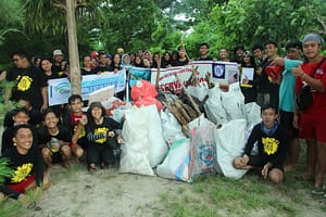 Bersih-bersih pantai bersama Volunteer di Pulau Cemara Besar dalam rangka World Ocean Day (Yayasan TAKA/Miko Budi Raharjo)